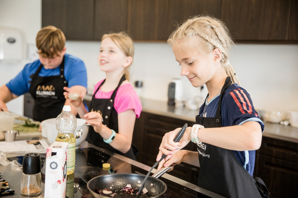 Børn i køkken laver sund mad