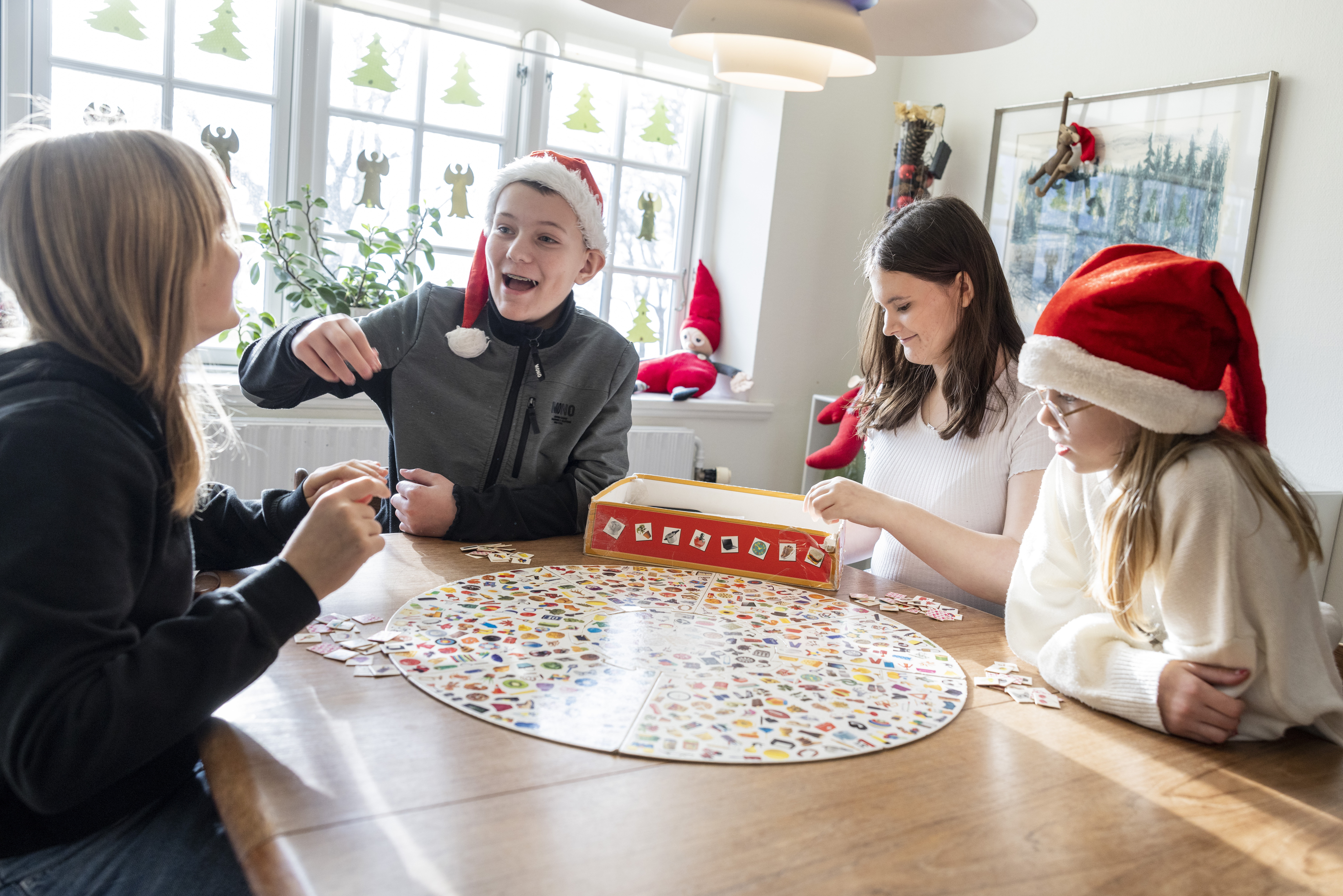 børn glæder sig til jul - Julemærkehjemmene